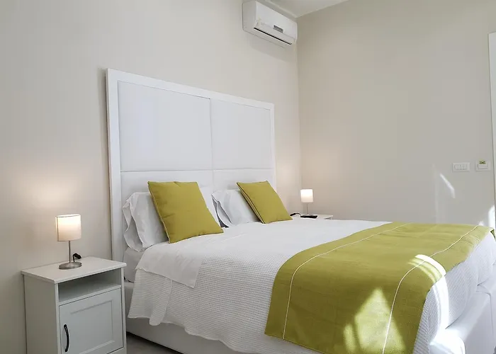 לינה וארוחת בוקר Via Cavour 32 4*